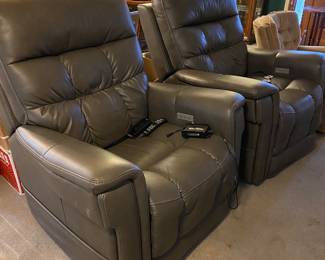 PRE-SALE #3
Pride VivaLift! Ultra PLR4955L
2 Chairs available - $1,000 each
Excellent, like new condition. 
Manufacture date 2024. 

Call/text 601-678-7537