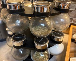 Spindle spice rack