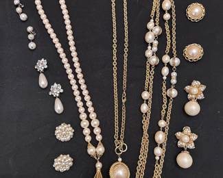 Vintage Pearl Statement pieces Lariat necklace