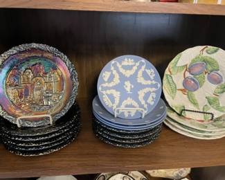 Up close pic Collectibles - Christmas Carnival Glass plates (10), Wedgewood, Italy plates