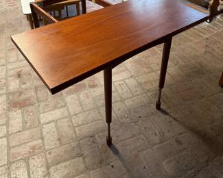 Authentic mid-century Danish modern teak convertible table from the renowned Frem Røjle workshop.
Stamped “Frem Røjle – Made in Denmark” and marked with the original Danish Furnituremakers Control badge.