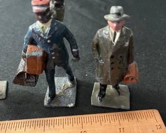 C78 - $25. Vintage Lionel Train Gauge 3 Figures. 6 Pieces.