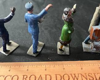 C78 - $25. Vintage Lionel Train Gauge 3 Figures. 6 Pieces.