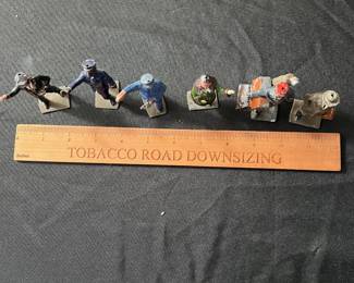 C78 - $25. Vintage Lionel Train Gauge 3 Figures. 6 Pieces.