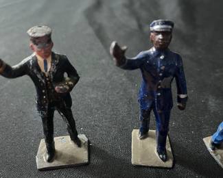 C78 - $25. Vintage Lionel Train Gauge 3 Figures. 6 Pieces.