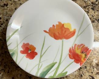 C5 - $100. Corelle Kalypso Poppy - Set of 20. In very good like new condition!