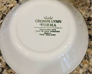 C10 - $20. Set of 5 in very good like new condition. Crown Lynn Forma bowls. 