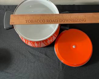 C49 - $60. Vintage MCM Fondue Pot Complete Set. Like New Condition. Dusty from storage.