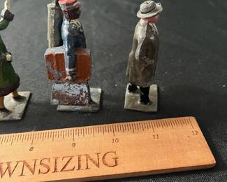 C78 - $25. Vintage Lionel Train Gauge 3 Figures. 6 Pieces.