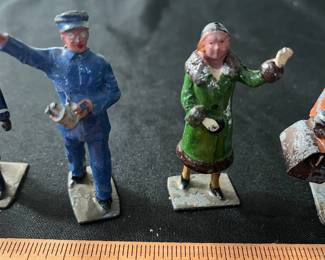 C78 - $25. Vintage Lionel Train Gauge 3 Figures. 6 Pieces.