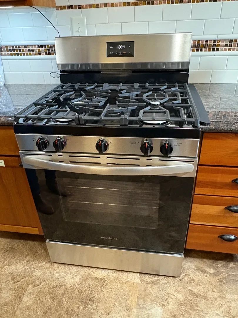 Frigidaire Gas Range Model FCRG3052BSF