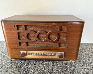 Admiral Model 6T064A1 Battery Radio