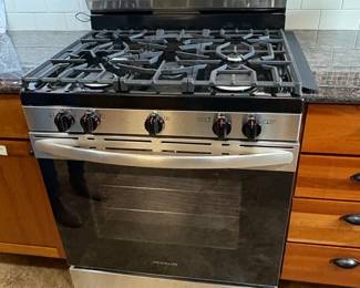 Frigidaire Gas Range Model FCRG3052BSF