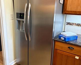 Frigidaire Gallery Refrigerator Model FGHC2331PFAA