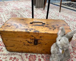 Great old trunk. Perfect size, not too large. 