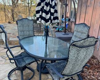 Table with four chairs 