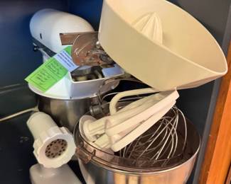 KITCHEN AID MIXER WITH ATTACHMENTS