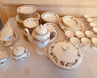 WEDGEWOOD MIRABELLE SERVICE FOR 12 WITH COMPLETER SET