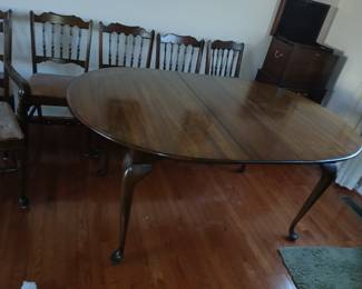 queen anne style Ethan Allen dining table with 2 leaves to make it close to 96"