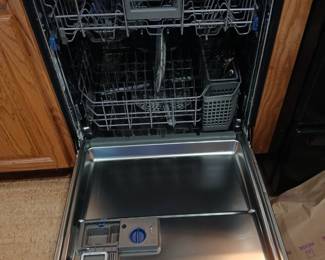 Kitchen Aid DW $475 Fri/Sat, $233 Sun or  BO by Sun at 1