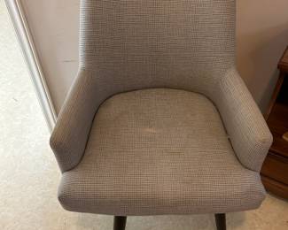 2 OF THESE MIDCENTURY SWIVELING CHAIRS.