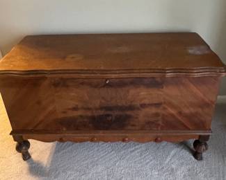 Lane Cedar Chest with a Lifting Shelf
