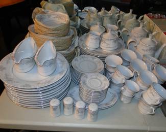 Lynns China very large set