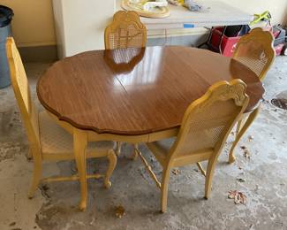 Large leaf installed. Comes with 4 caned back chairs.