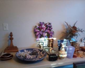 Various decor and mini deco boxes.