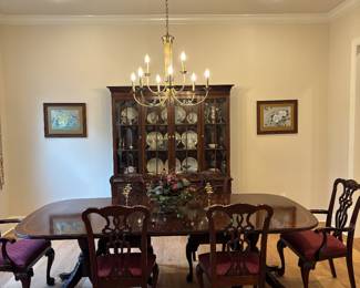 Hickory table and chairs ! Pristine condition!!!!