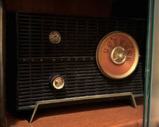 Antique RCA tube radio
