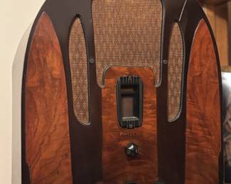 Absolutely stunning 1930s Philco Cathedral radio with its original finish