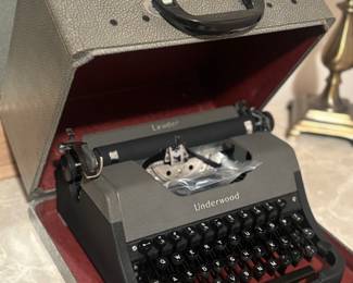 Very nice underwood typewriter with extra ribbon