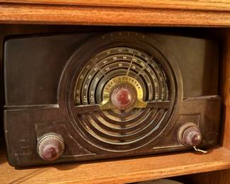 Antique Zenith Bakelite tube radio