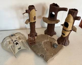 Star Wars snow speeder. Ewok village. Vintage. Kenner. HiBid link: https://modestlambestatesales.hibid.com/