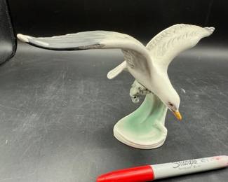 Majolica style Silver Gull. HiBid link: https://modestlambestatesales.hibid.com/