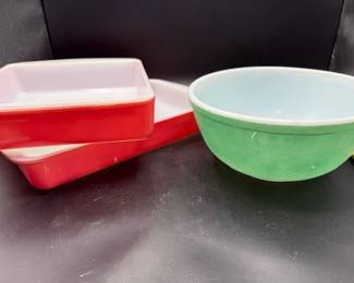 PYREX mixing and baking dishes. HiBid link: https://modestlambestatesales.hibid.com/