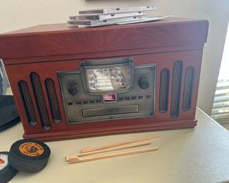Radio/CD/turntable combo - classic look