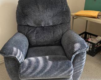 La-Z-Boy plush recliner - pristine (kept under a cover!)