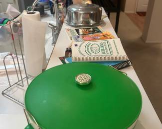 Mid-century kitchen storage 