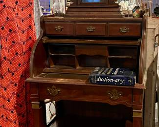 VINTAGE WOODEN ROLL-TOP DESK