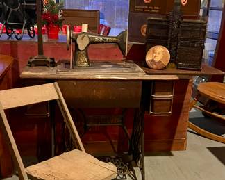ANTIQUE SINGER SEWING MACHINE IN CABINET