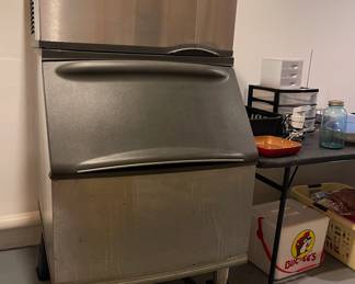 MANITOWOC COMMERCIAL ICE MACHINE