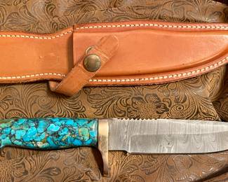BEAUTIFUL HANDMADE COMPOSITE TURQUOISE HANDLED KNIFE WITH A DAMASCUS BLADE AND LEATHER SHEATH