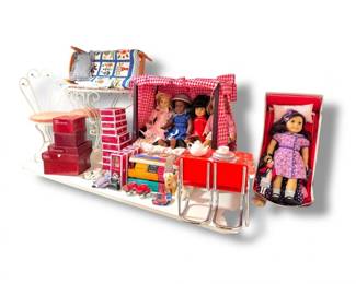 263 LargeAmericanGirlCollectionDollsBedTablesChairs