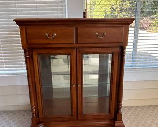 Thomasville curio , like new!