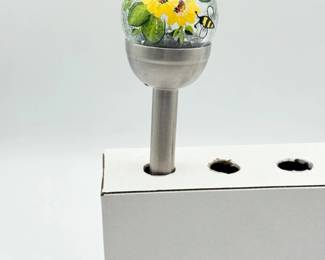 42 JudysHandPaintedDaisyBeesSolarLightArlingtonArtist