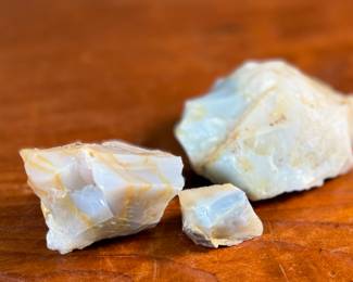 This lot features a collection of raw opals with a total approx. weight of 346.23 grams.
