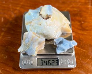 This lot features a collection of raw opals with a total approx. weight of 346.23 grams.
