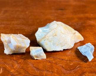 This lot features a collection of raw opals with a total approx. weight of 346.23 grams.
